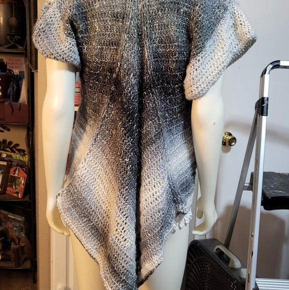 Super soft short sleeve high low cardigan sweater in shades of gray and black - Picture 5 of 7